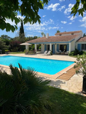 Villa Les Folies - magnifique jardin avec piscine, Le Beausset